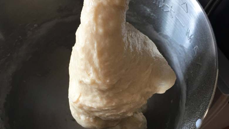 巧克力味肉松蛋糕吐司,厨师机中速揉面10分钟,检查面团硬湿度,太湿加点面粉。
