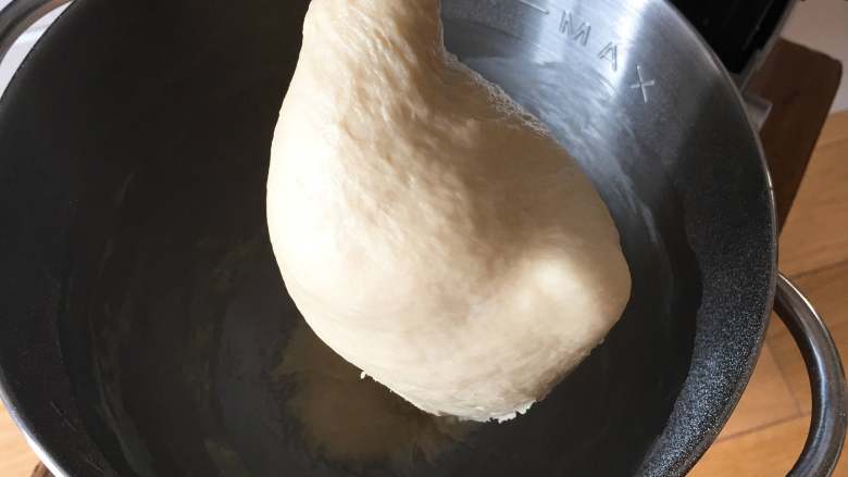 巧克力味肉松蛋糕吐司,继续揉面12分钟,检查能否出膜。