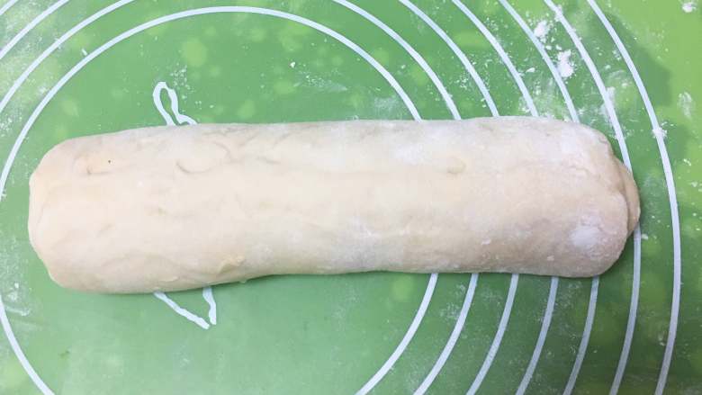 巧克力味肉松蛋糕吐司,顺势卷起来,收紧口子。