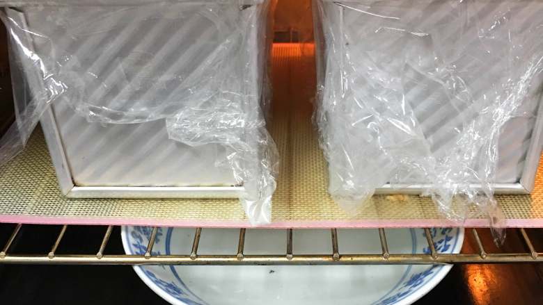 巧克力味肉松蛋糕吐司,烤箱发酵档,底部放一碗热水,发酵60分钟。