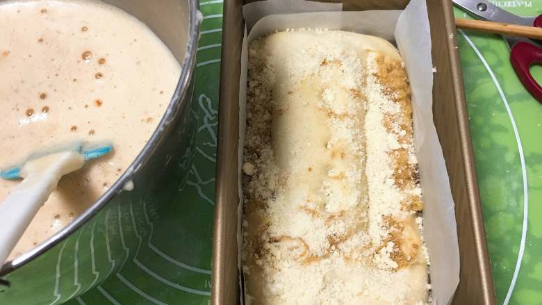 巧克力味肉松蛋糕吐司,面包发酵后拿出,倒入巧克力味的蛋糕糊。