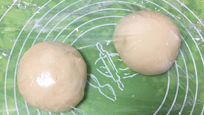 巧克力味肉松蛋糕吐司,分成两个剂子,盖上保鲜膜静置10分钟。