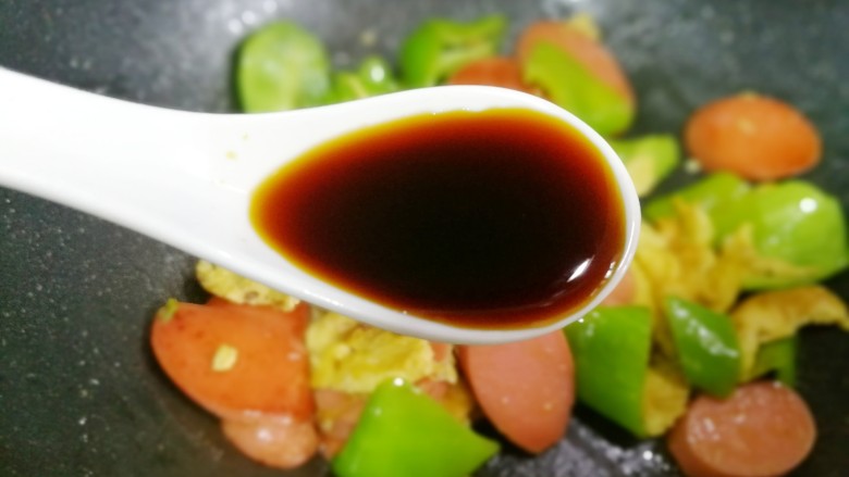 青椒火腿炒鸡蛋,加一勺生抽。