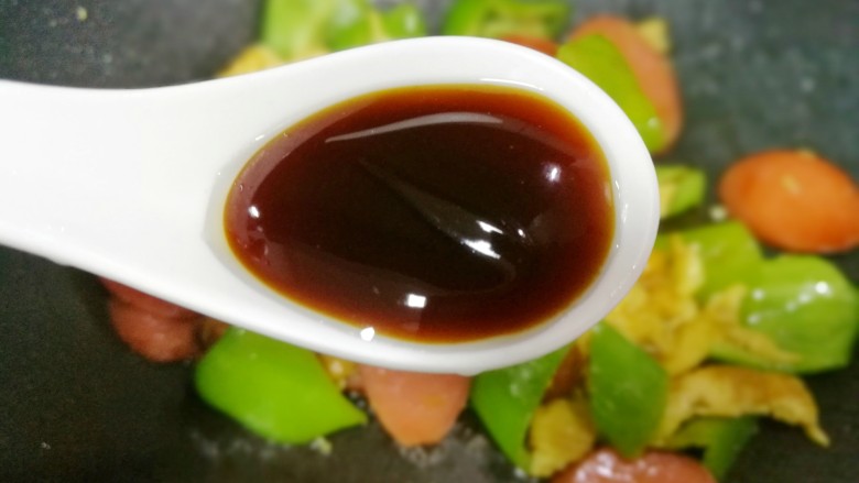 青椒火腿炒鸡蛋,一勺蚝油。