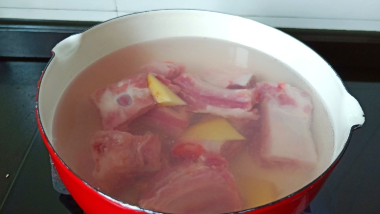 清淡味美的排骨蒸饭,<a style='color:red;display:inline-block;' href='/shicai/ 434'>排骨</a>放入容器,加适量清水以及生姜片。