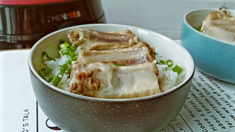 清淡味美的排骨蒸饭,撒点葱花,加点生抽拌着也很好吃哦!