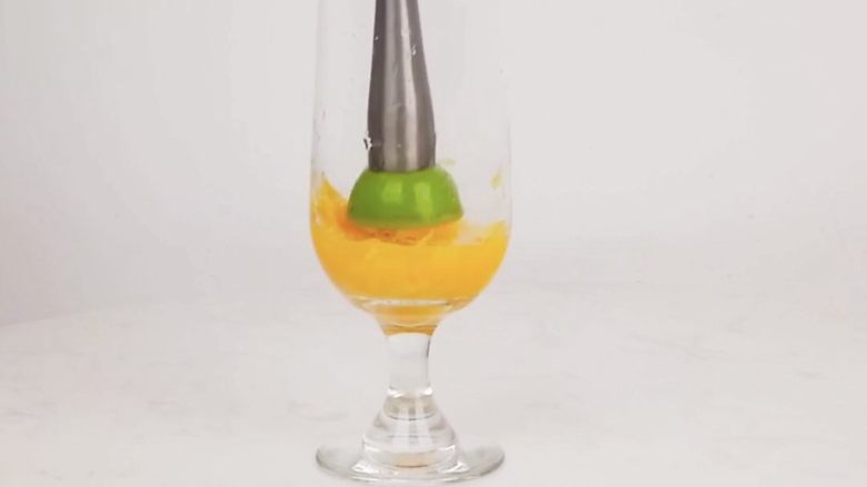 夏日微醺饮品,冰爽消暑去疲劳,精神一整天,用调酒压棒捣碎