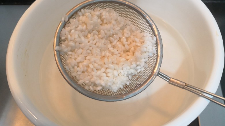 番茄丝瓜补钙粥,水煮开后,放入大米