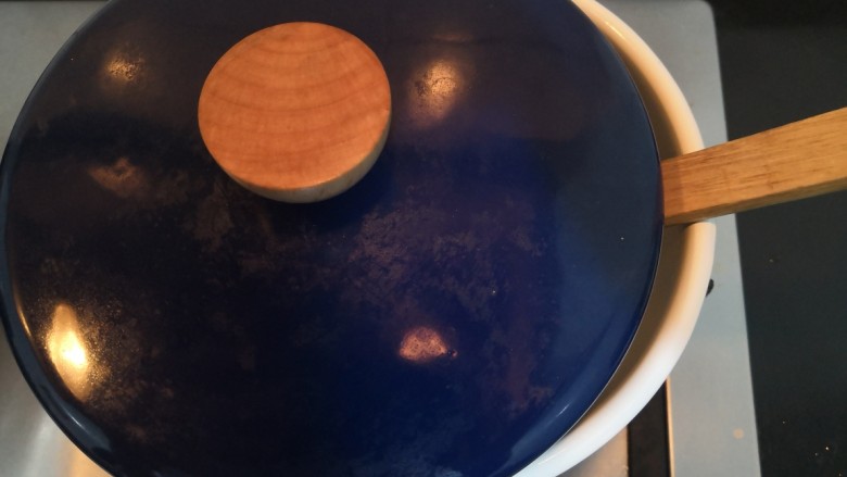 番茄丝瓜补钙粥,煮开后,关中小火,铲子留里面,盖上锅盖,煮20分钟