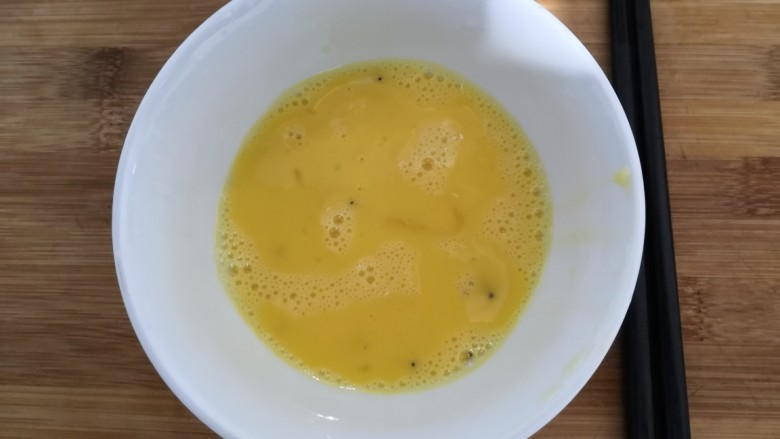 番茄丝瓜补钙粥,用筷子,把鸡蛋虾米,搅拌均匀,备用