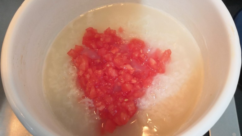 番茄丝瓜补钙粥,煮粥20分钟到后,倒入番茄丁