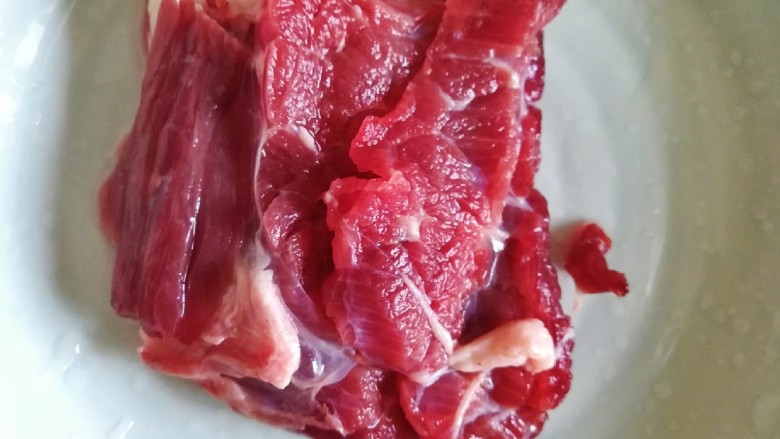 桂花香菇牛肉油辣酱 下饭神器,牛肉洗净