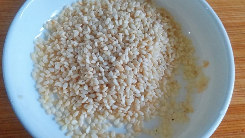 桂花香菇牛肉油辣酱 下饭神器,<a style='color:red;display:inline-block;' href='/shicai/ 678'>白芝麻</a>放入微波炉加热3分钟制熟