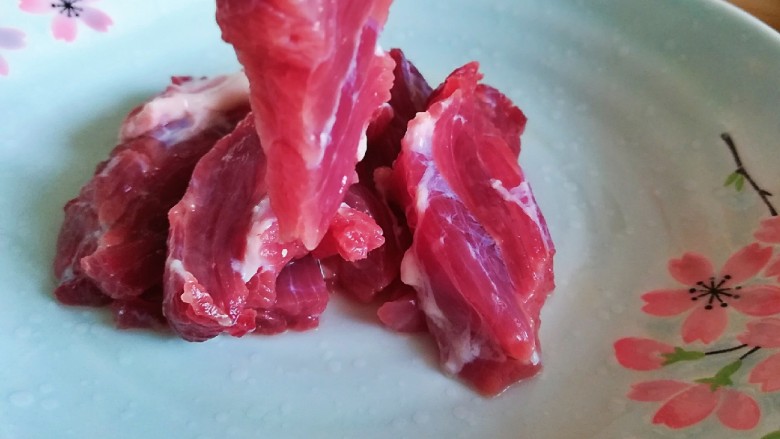 桂花香菇牛肉油辣酱 下饭神器,牛肉切成小条,减少卤的时间
