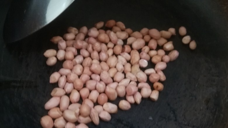 桂花香菇牛肉油辣酱 下饭神器,干锅小火炒熟花生米