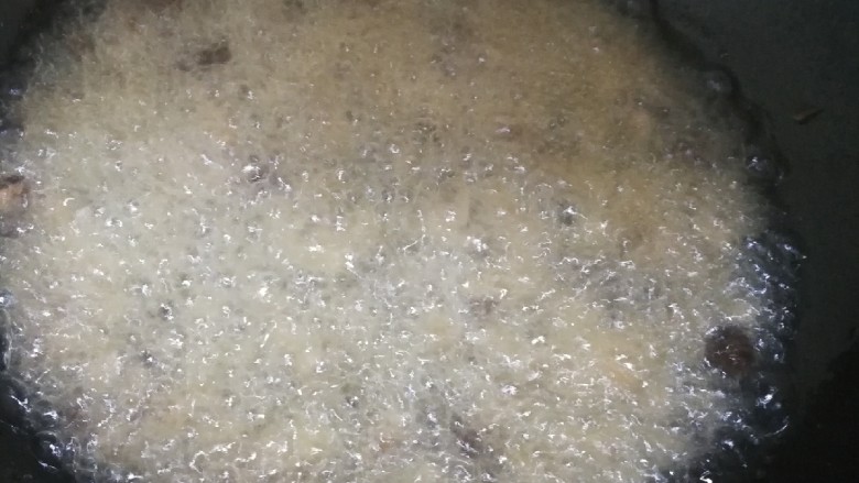 桂花香菇牛肉油辣酱 下饭神器,加热鸡油至80度,分开放入卤牛肉和香菇过一下,5秒捞出即可