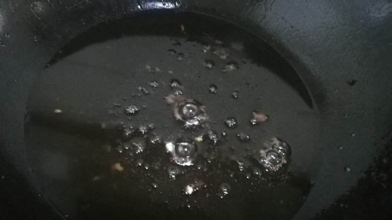 桂花香菇牛肉油辣酱 下饭神器,留一半油在锅里,另一半油盛出