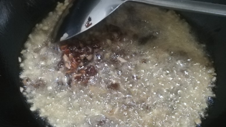 桂花香菇牛肉油辣酱 下饭神器,放入生姜末、牛肉粒、香菇丁,翻炒均匀