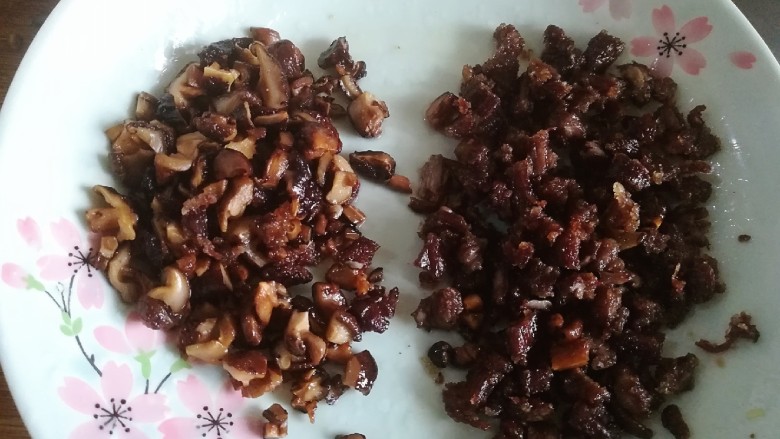 桂花香菇牛肉油辣酱 下饭神器,过了油的牛肉粒和香菇丁