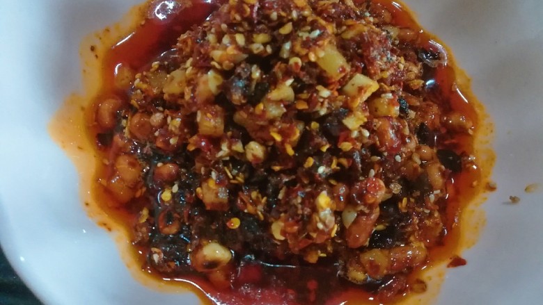 桂花香菇牛肉油辣酱 下饭神器,盛入大碗内