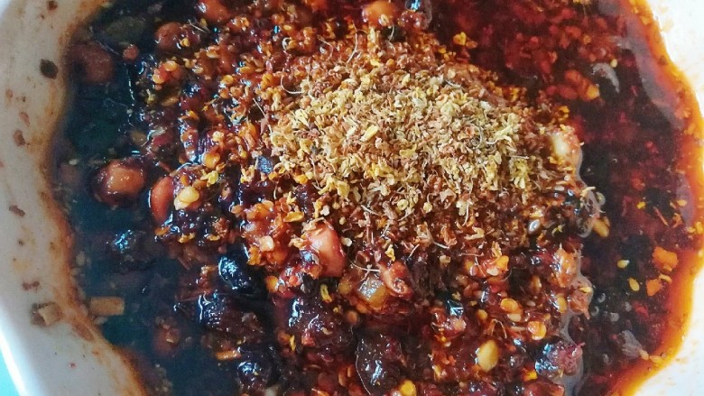 桂花香菇牛肉油辣酱 下饭神器,辣椒酱放至温热时,倒入另一半桂花,翻拌均匀