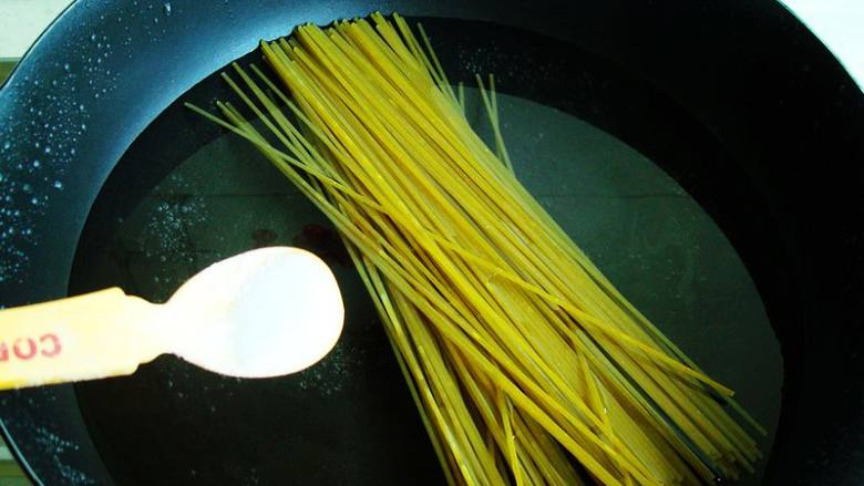 家常炒意面 ,加一点盐,这样可以更快的煮熟又入味