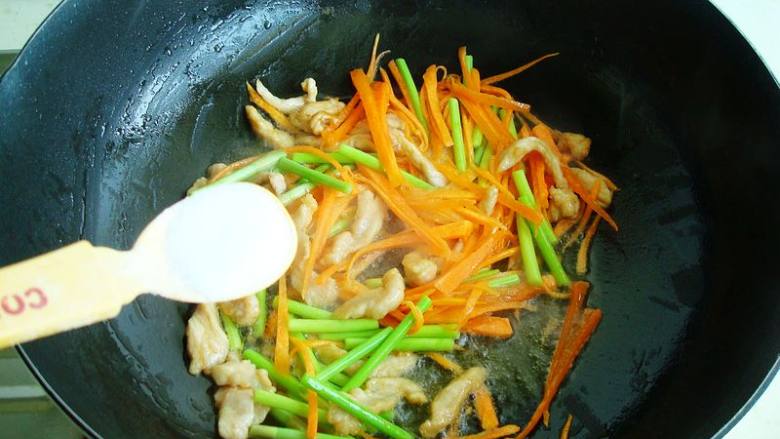 家常炒意面 ,加盐翻炒均匀出香味,加味精或者鸡精翻炒均匀