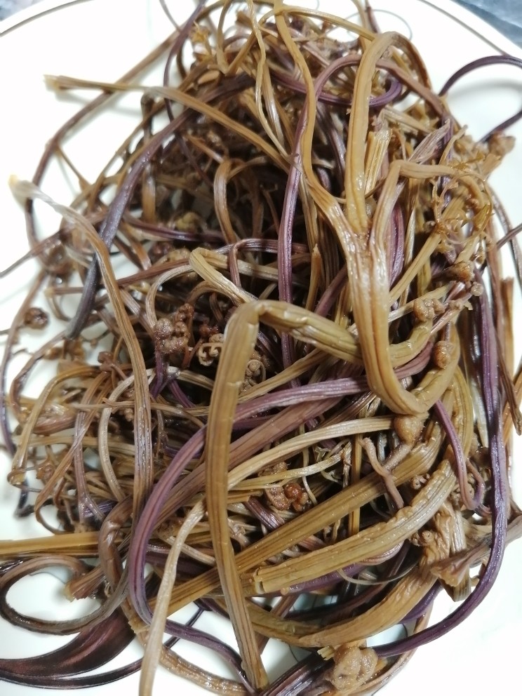 好吃下饭的蕨菜,将干蕨菜泡水里一整天,完全泡开了洗干净。