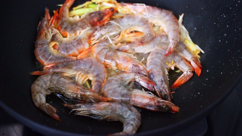 可乐焖海虾,把洗净的海虾放入锅中,开始煎制。