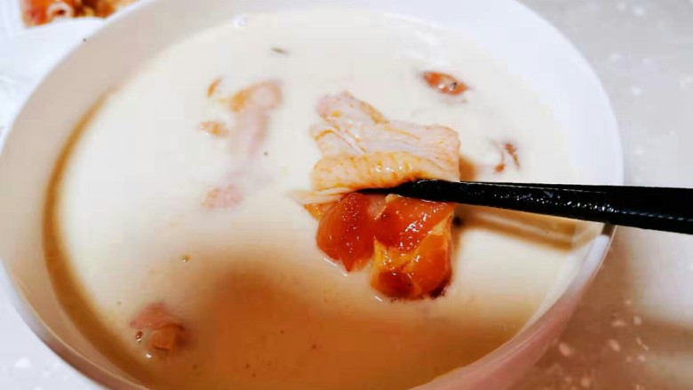香辣小鸡腿,香炸粉放入适量的油,水搅拌均匀,鸡翅根吸干水份,放下去沾炸糊