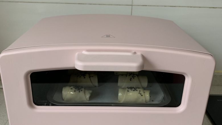 香肠酥皮卷,送入预热好的烤箱,190-200度,烤20分钟左右