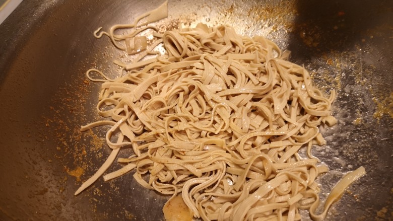牛肉干豆腐丝,锅内加油,放入<a style='color:red;display:inline-block;' href='/shicai/ 37'>姜</a>片,放入干豆腐丝。