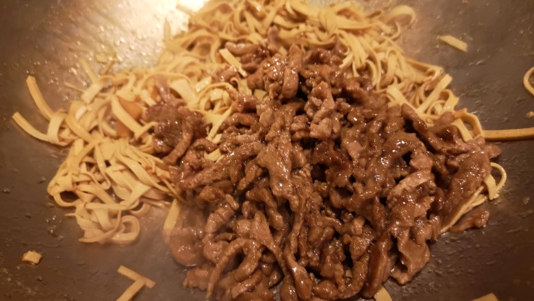 牛肉干豆腐丝,放入牛肉丝翻炒。