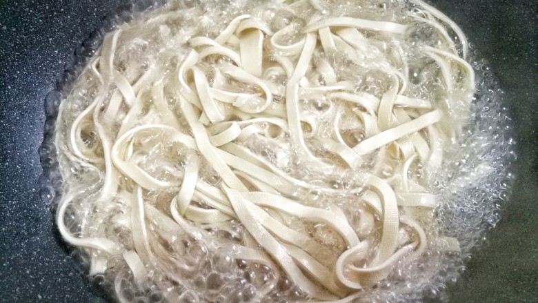 超级爽口开胃的凉拌豆皮,锅中烧开水,加豆皮焯一分钟捞出过凉。