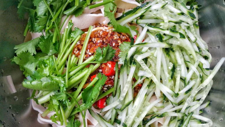 超级爽口开胃的凉拌豆皮,加入调好的料汁,放入黄瓜丝、香菜