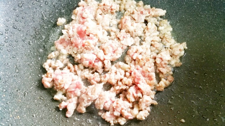 鲜掉眉毛的香菇瘦肉汤,锅中加少许油,放入肉末炒至变白。