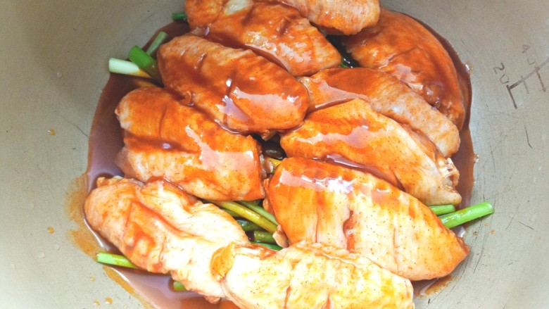 压力锅焖奥尔良肉酱鸡翅,再放入鸡翅,倒入余下的料汁