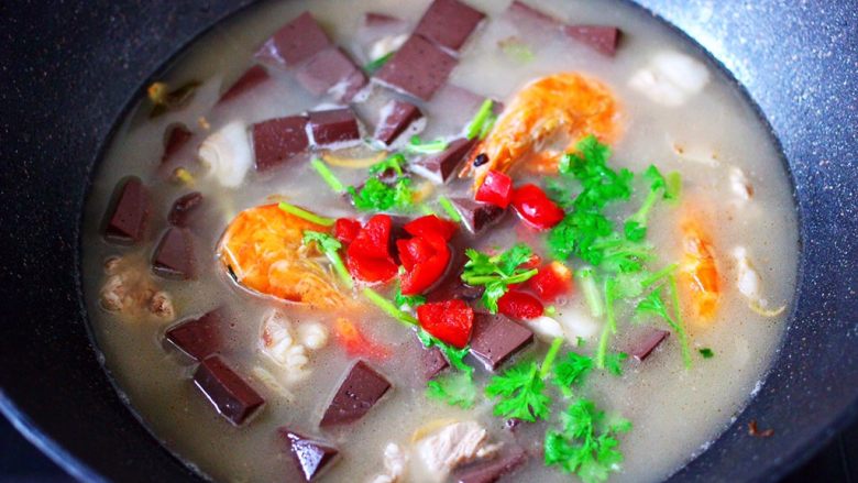 肉片海虾烩猪血,加入红椒碎和<a style='color:red;display:inline-block;' href='/shicai/ 131'>香菜</a>,即可关火。