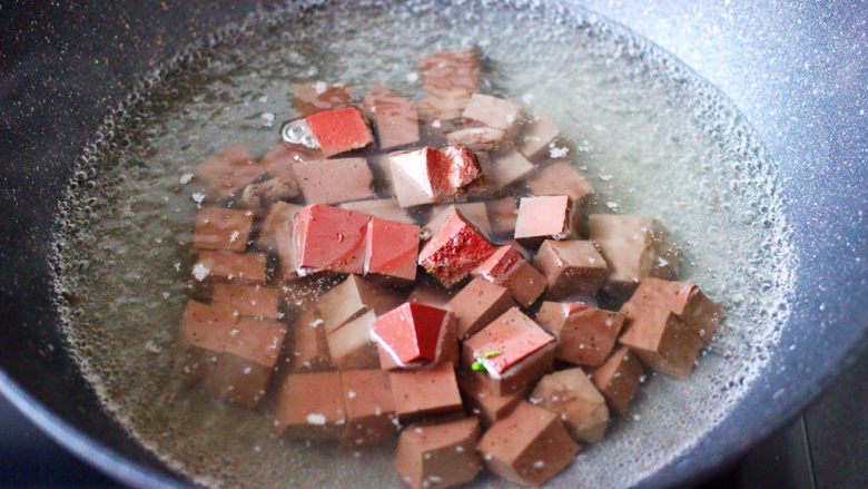 肉片海虾烩猪血,锅中倒入适量的清水,倒入5克<a style='color:red;display:inline-block;' href='/shicai/ 718'>料酒</a>和适量的盐,把猪血进行焯水,大火煮沸后,看见猪血变色,即可捞出冲洗干净后,沥干水分。