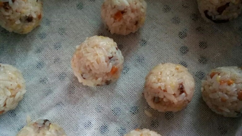 #花样水果# 甜香珍珠圆子,捏成小圆子放入蒸格内。