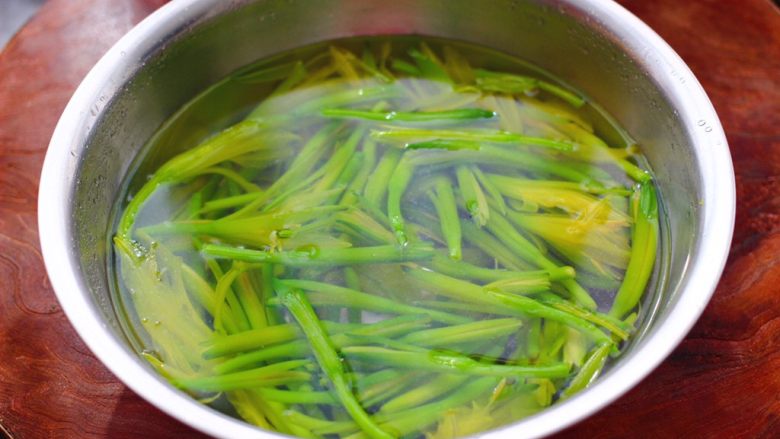 黄花菜炒肉片,捞出焯过水的黄花菜，冲洗过凉后，把黄花菜用清水浸泡2个小时，因为新鲜的黄花菜含有秋水仙素，俗称生物碱，对人体有害，不能生吃，焯过水再浸泡后的黄花菜就可以放心大胆的食用了。