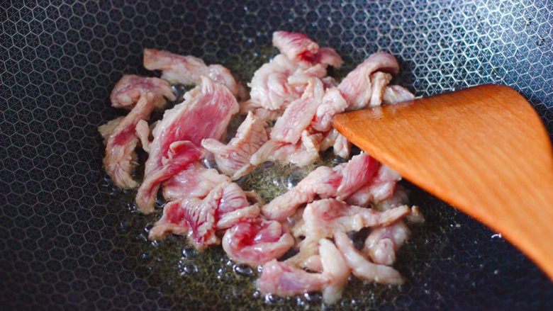 黄花菜炒肉片,加入切成的猪肉,大火快速翻炒至猪肉变色的时候。