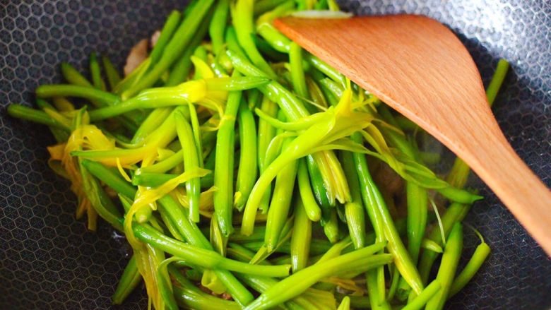 黄花菜炒肉片,这个时候加入焯过水的黄花菜,大火继续翻炒均匀。