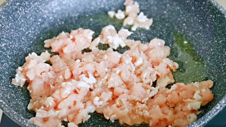 糯米藜麦鸡胸时蔬烧菜,起油锅,加入切好的鸡丁,小火煸炒。