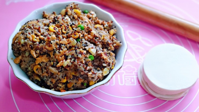 糯米藜麦鸡胸时蔬烧菜,准备好<a style='color:red;display:inline-block;' href='/shicai/ 4346'>饺子皮</a>,擀面杖。