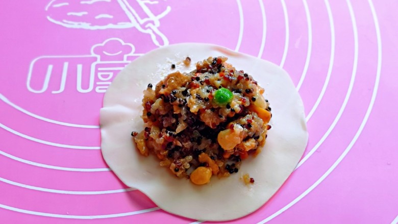 糯米藜麦鸡胸时蔬烧菜,再盛一勺烧麦馅,馅料多少可以根据个人喜欢来,但是不建议放太少,那样不好看。