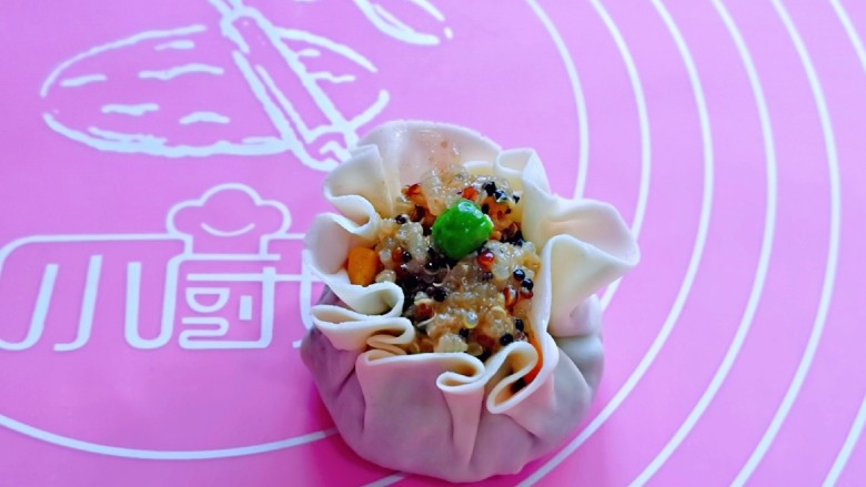 糯米藜麦鸡胸时蔬烧菜,虎口手法捏起来,露出一点馅料更好看,如图。