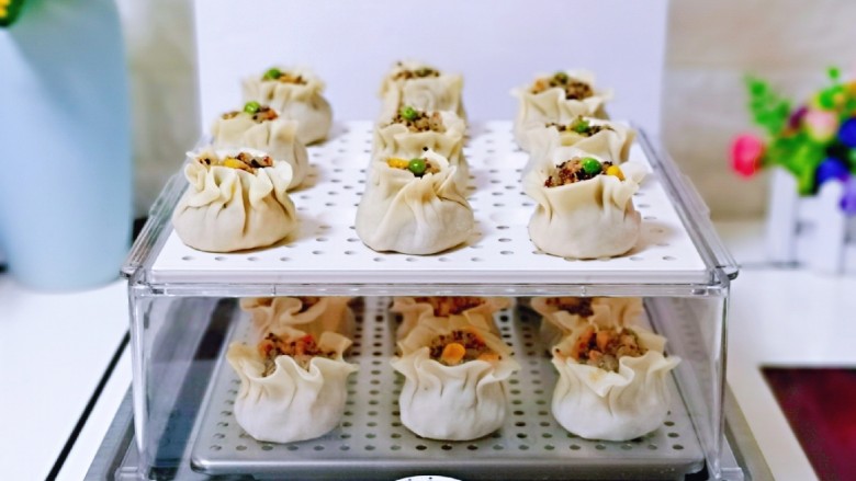 糯米藜麦鸡胸时蔬烧菜,我做的比较多,蒸锅做了两层,一共18个,量可以根据个人需求增减。