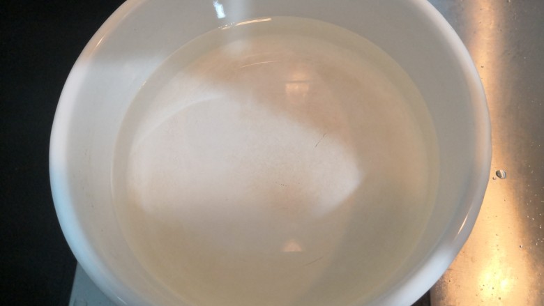 菠菜鸡蛋糕,锅中加清水,大火烧煮