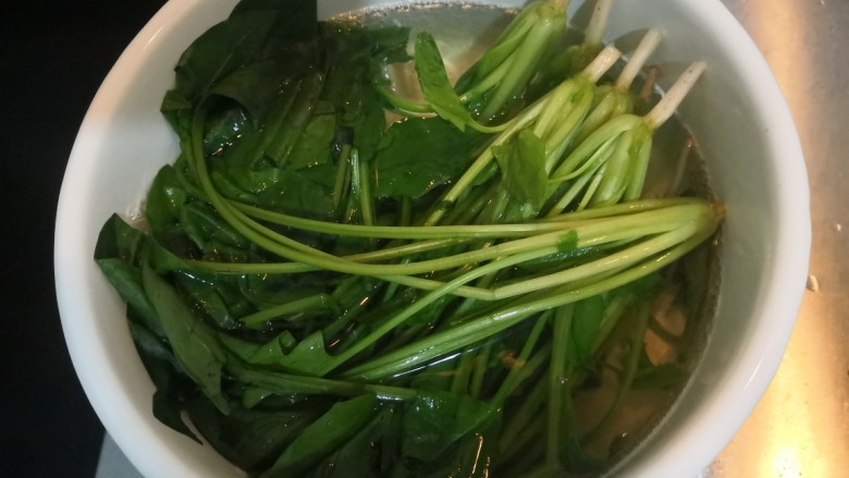 菠菜鸡蛋糕,煮开后，放入菠菜，焯去多余的草酸